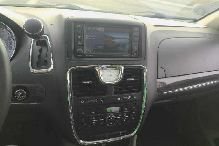 Used Chrysler Grand Voyager 2013 3.6L Luxury Edition Audio And AC Panel