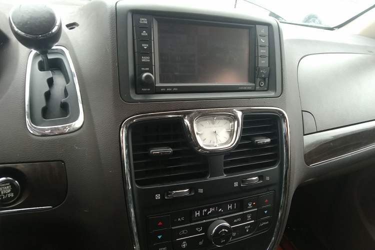 Used Chrysler Grand Voyager 2013 3.6L Luxury Edition Audio And AC Panel