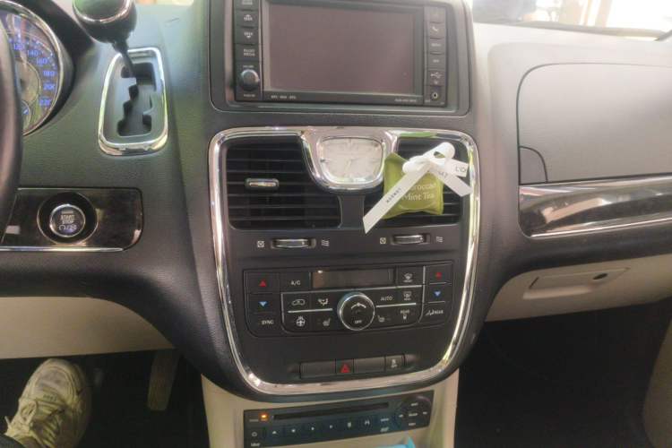 Used Chrysler Grand Voyager 2013 3.6L Luxury Edition Audio And AC Panel