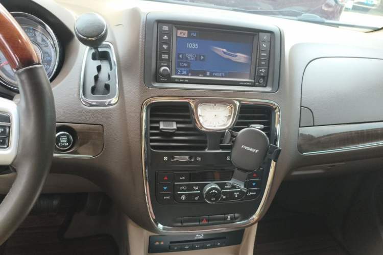 Used Chrysler Grand Voyager 2013 3.6L Luxury Edition Audio And AC Panel