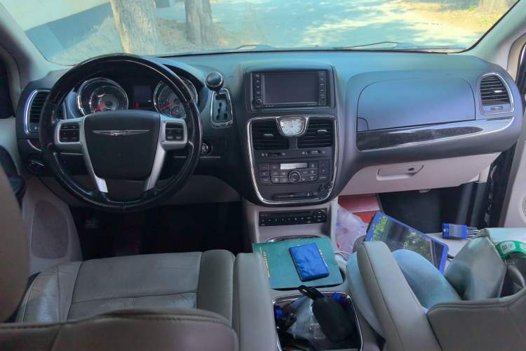 Used Chrysler Grand Voyager 2013 3.6L Luxury Edition Center Console