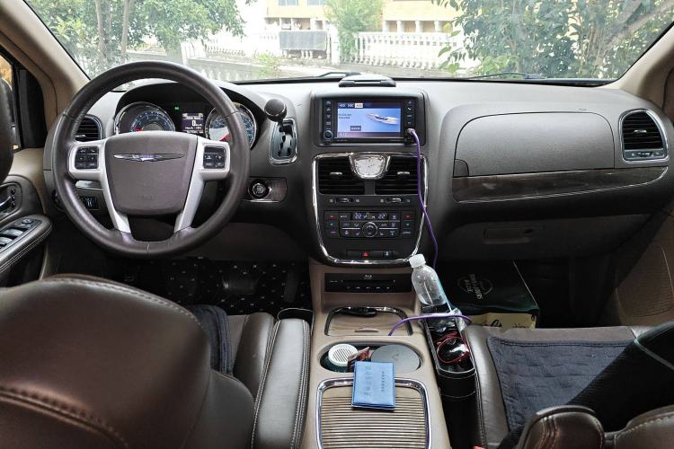 Used Chrysler Grand Voyager 2013 3.6L Luxury Edition Center Console
