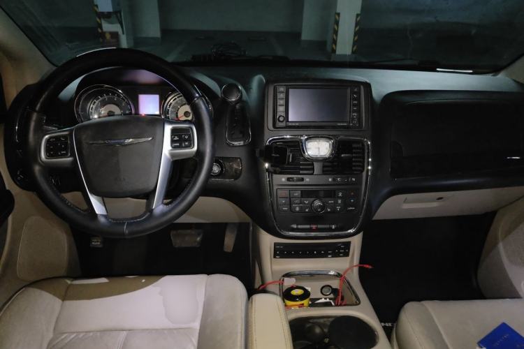 Used Chrysler Grand Voyager 2013 3.6L Luxury Edition Center Console