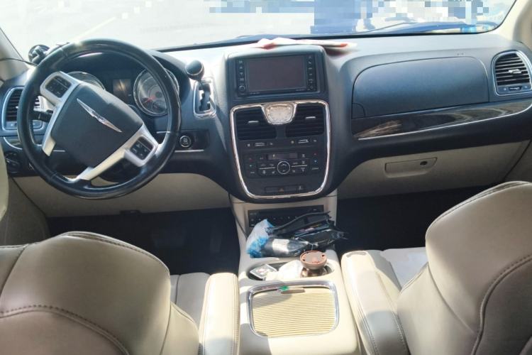 Used Chrysler Grand Voyager 2013 3.6L Luxury Edition Center Console