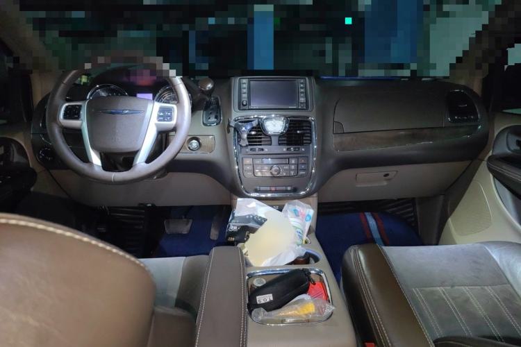 Used Chrysler Grand Voyager 2013 3.6L Luxury Edition Center Console
