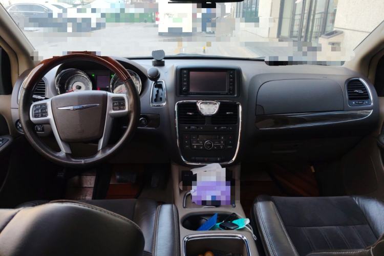 Used Chrysler Grand Voyager 2013 3.6L Luxury Edition Center Console