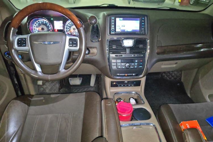 Used Chrysler Grand Voyager 2013 3.6L Luxury Edition Center Console