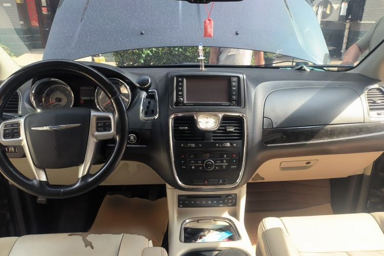 Used Chrysler Grand Voyager 2013 3.6L Luxury Edition Center Console