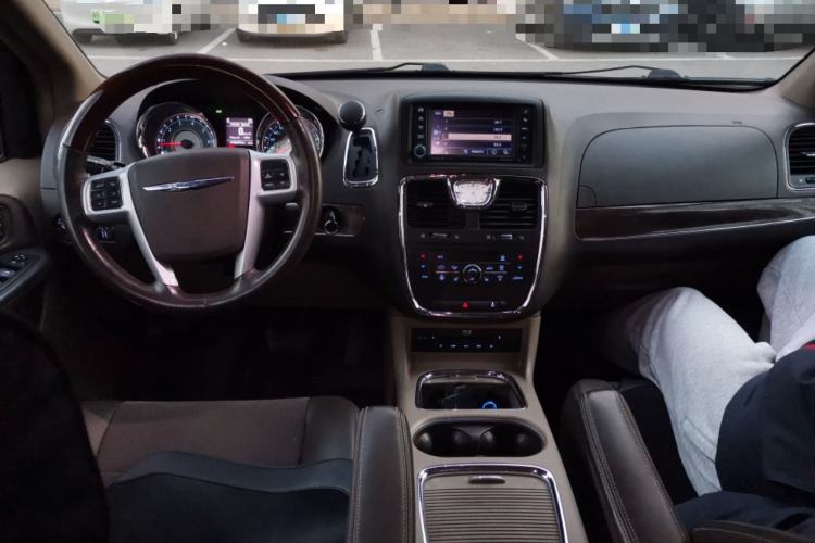 Used Chrysler Grand Voyager 2013 3.6L Luxury Edition Center Console