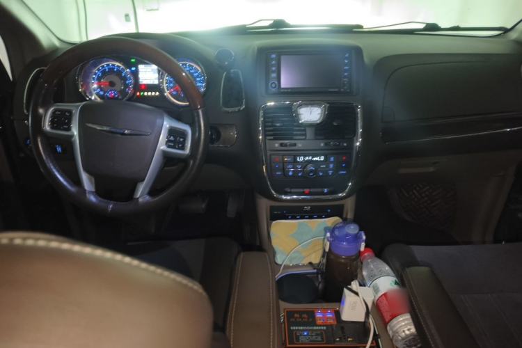 Used Chrysler Grand Voyager 2013 3.6L Luxury Edition Center Console