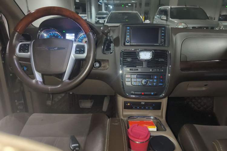 Used Chrysler Grand Voyager 2013 3.6L Luxury Edition Center Console