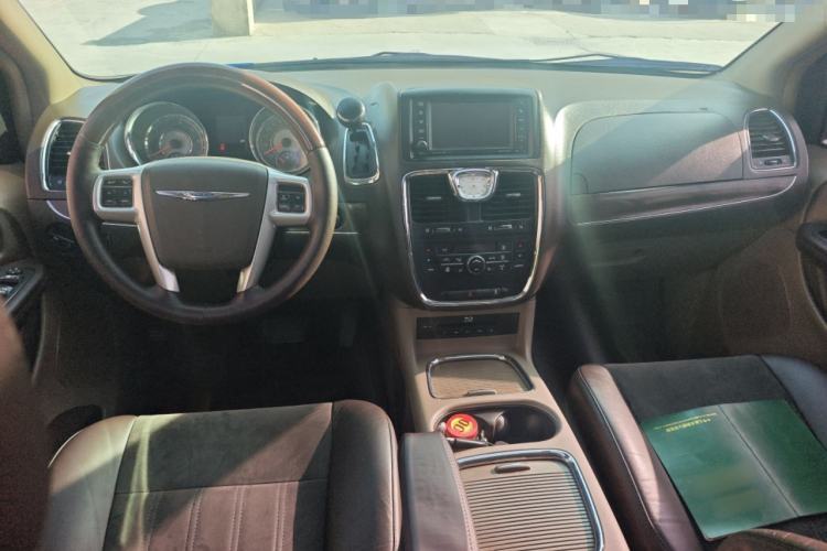 Used Chrysler Grand Voyager 2013 3.6L Luxury Edition Center Console