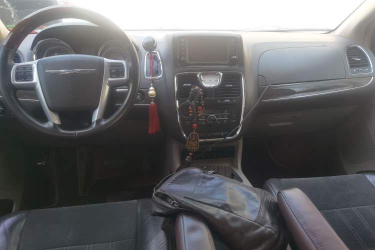 Used Chrysler Grand Voyager 2013 3.6L Luxury Edition Center Console