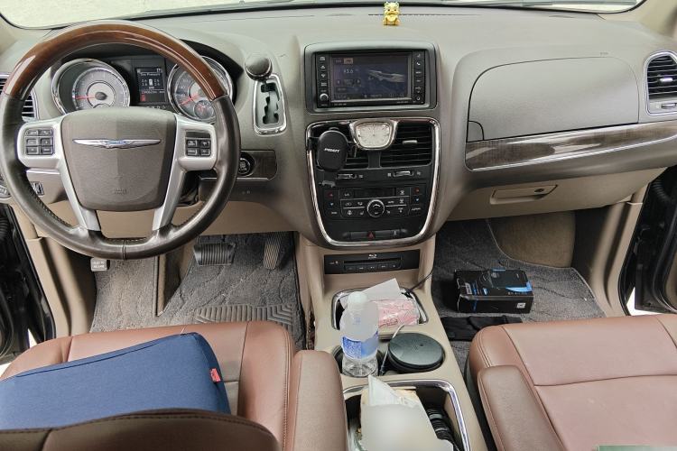 Used Chrysler Grand Voyager 2013 3.6L Luxury Edition Center Console