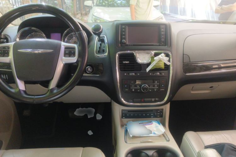 Used Chrysler Grand Voyager 2013 3.6L Luxury Edition Center Console