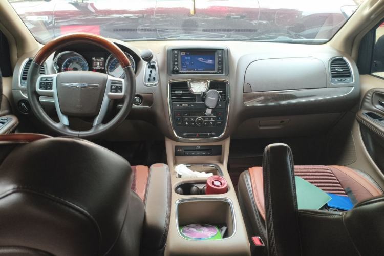 Used Chrysler Grand Voyager 2013 3.6L Luxury Edition Center Console