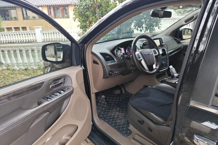 Used Chrysler Grand Voyager 2013 3.6L Luxury Edition Driver Seat