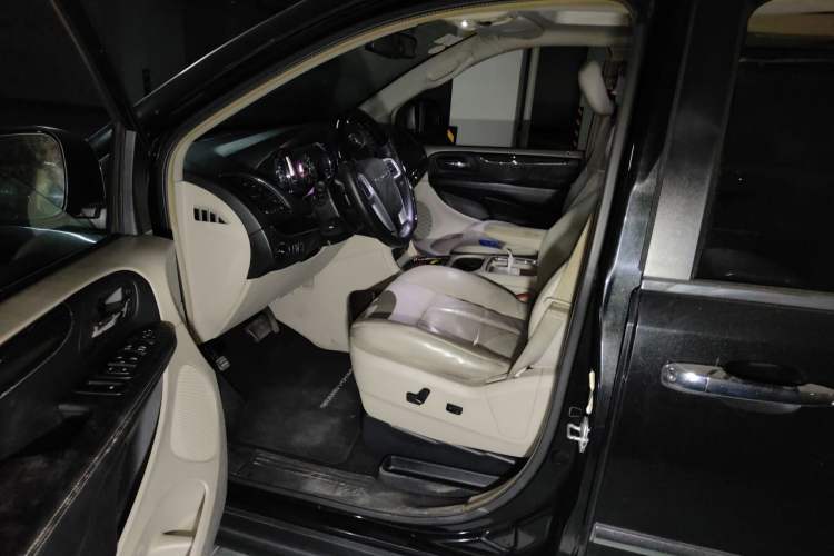 Used Chrysler Grand Voyager 2013 3.6L Luxury Edition Driver Seat