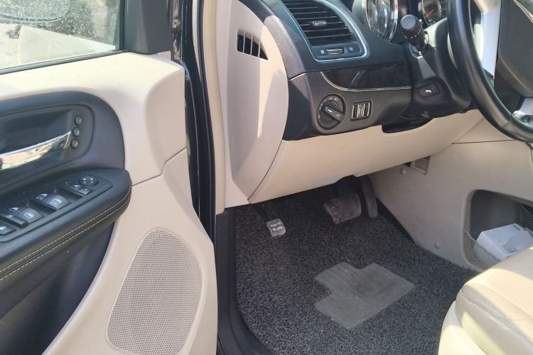 Used Chrysler Grand Voyager 2013 3.6L Luxury Edition Driver Seat