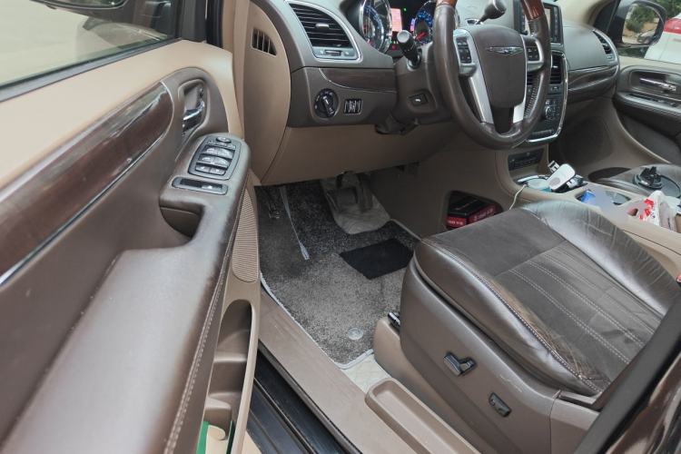 Used Chrysler Grand Voyager 2013 3.6L Luxury Edition Driver Seat