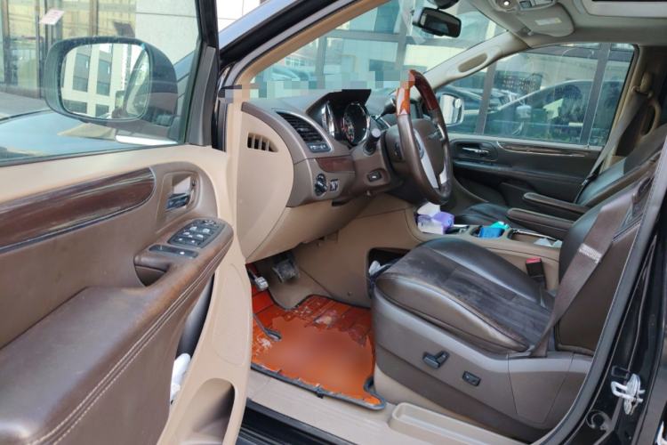 Used Chrysler Grand Voyager 2013 3.6L Luxury Edition Driver Seat