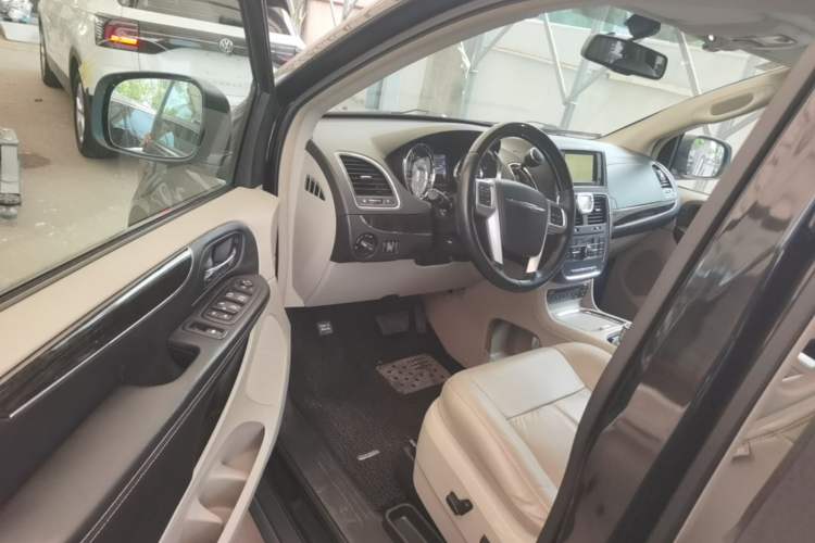 Used Chrysler Grand Voyager 2013 3.6L Luxury Edition Driver Seat