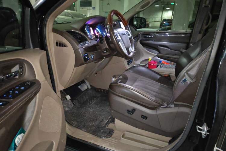 Used Chrysler Grand Voyager 2013 3.6L Luxury Edition Driver Seat
