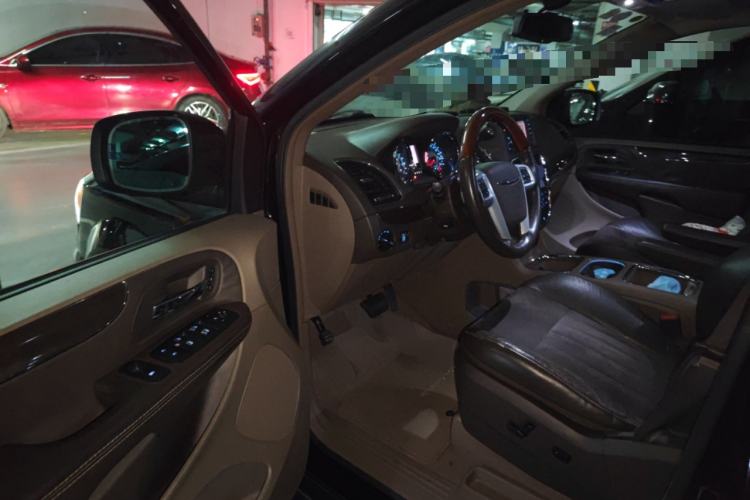 Used Chrysler Grand Voyager 2013 3.6L Luxury Edition Driver Seat