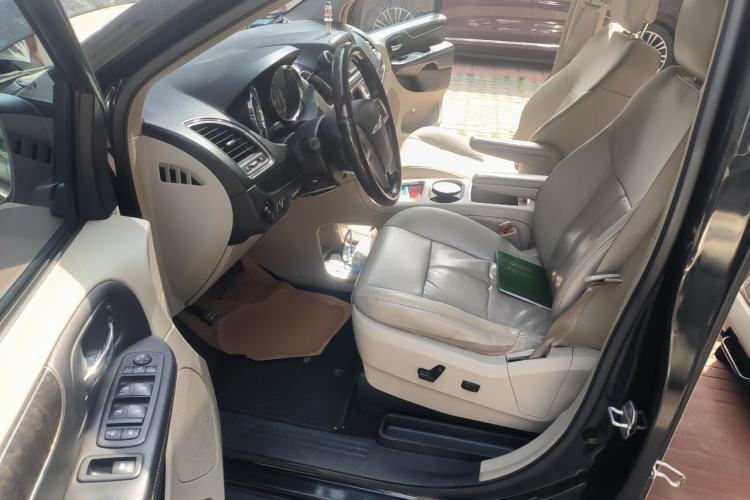 Used Chrysler Grand Voyager 2013 3.6L Luxury Edition Driver Seat