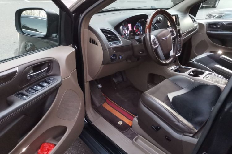Used Chrysler Grand Voyager 2013 3.6L Luxury Edition Driver Seat