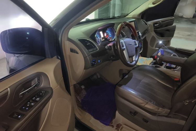 Used Chrysler Grand Voyager 2013 3.6L Luxury Edition Driver Seat