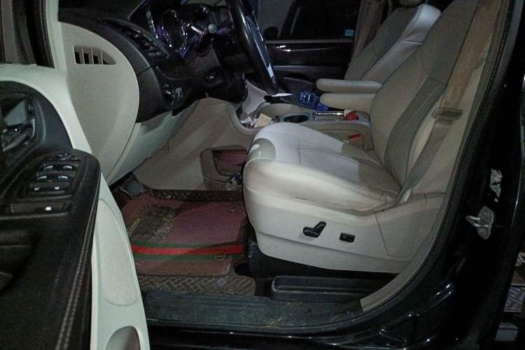 Used Chrysler Grand Voyager 2013 3.6L Luxury Edition Driver Seat