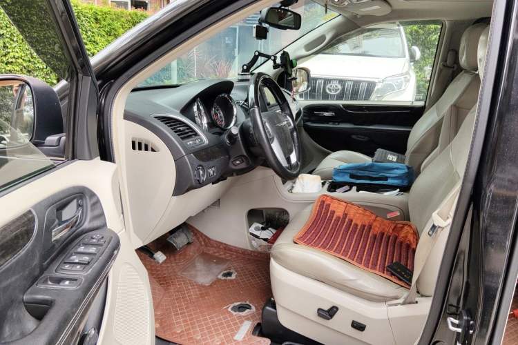 Used Chrysler Grand Voyager 2013 3.6L Luxury Edition Driver Seat