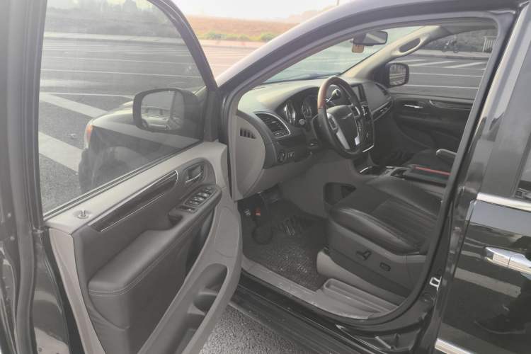 Used Chrysler Grand Voyager 2013 3.6L Luxury Edition Driver Seat