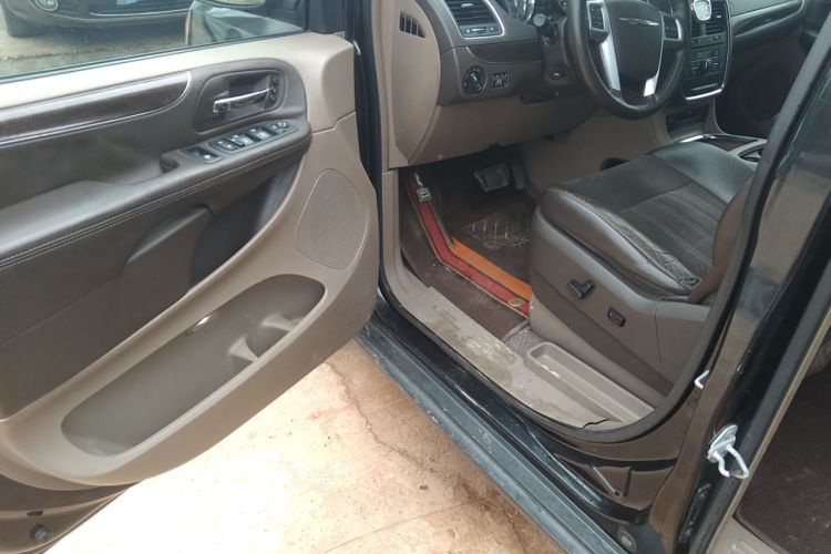 Used Chrysler Grand Voyager 2013 3.6L Luxury Edition Driver Seat