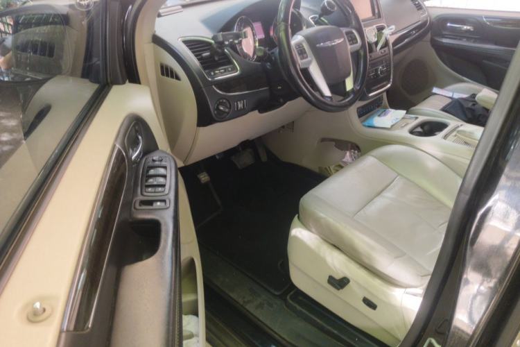 Used Chrysler Grand Voyager 2013 3.6L Luxury Edition Driver Seat