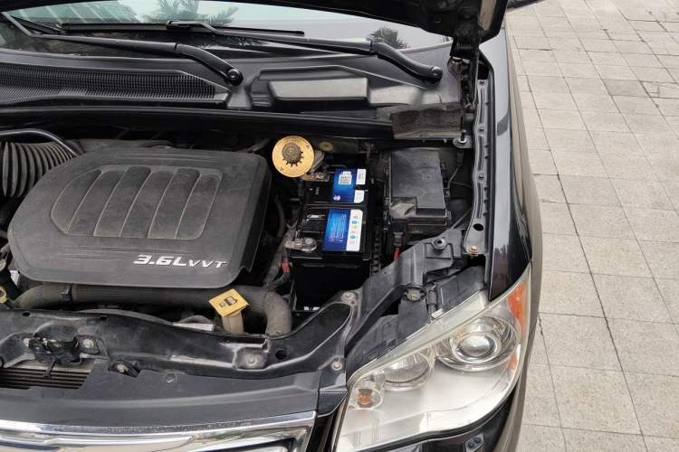 Used Chrysler Grand Voyager 2013 3.6L Luxury Edition Engine Bay Left