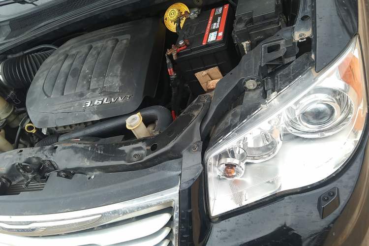 Used Chrysler Grand Voyager 2013 3.6L Luxury Edition Engine Bay Left