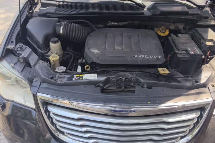 Used Chrysler Grand Voyager 2013 3.6L Luxury Edition Engine Bay Right