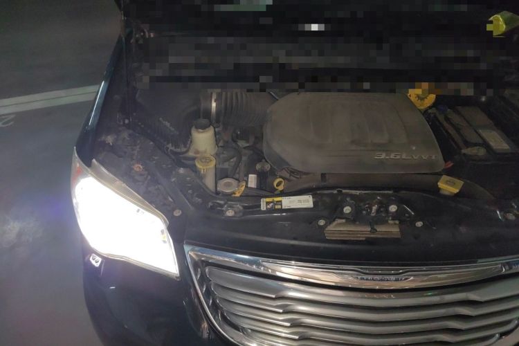 Used Chrysler Grand Voyager 2013 3.6L Luxury Edition Engine Bay Right