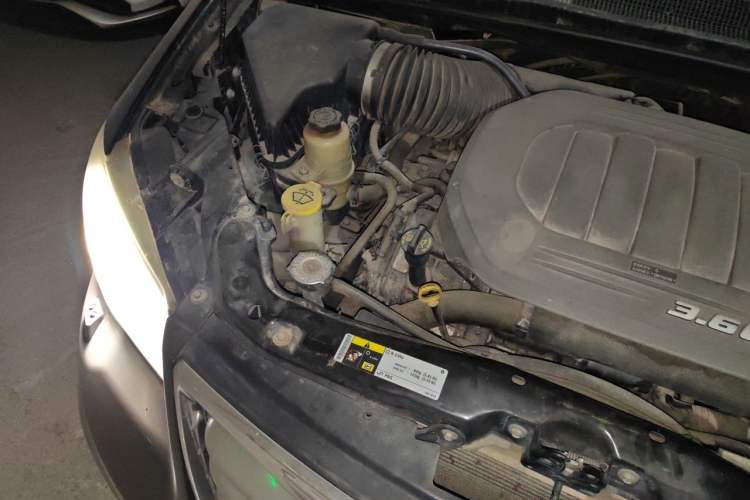 Used Chrysler Grand Voyager 2013 3.6L Luxury Edition Engine Bay Right