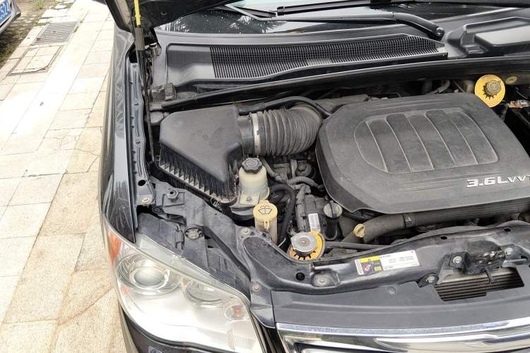 Used Chrysler Grand Voyager 2013 3.6L Luxury Edition Engine Bay Right