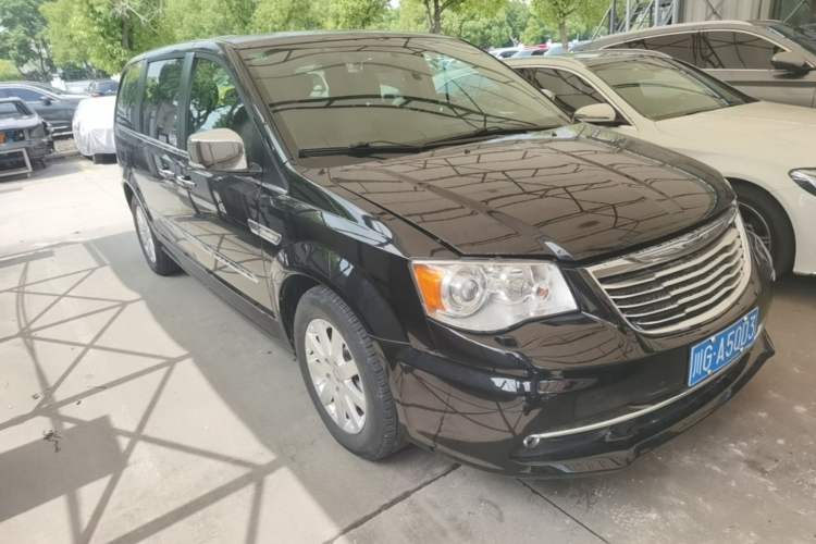 Used Chrysler Grand Voyager 2013 3.6L Luxury Edition Front Right 45 Deg