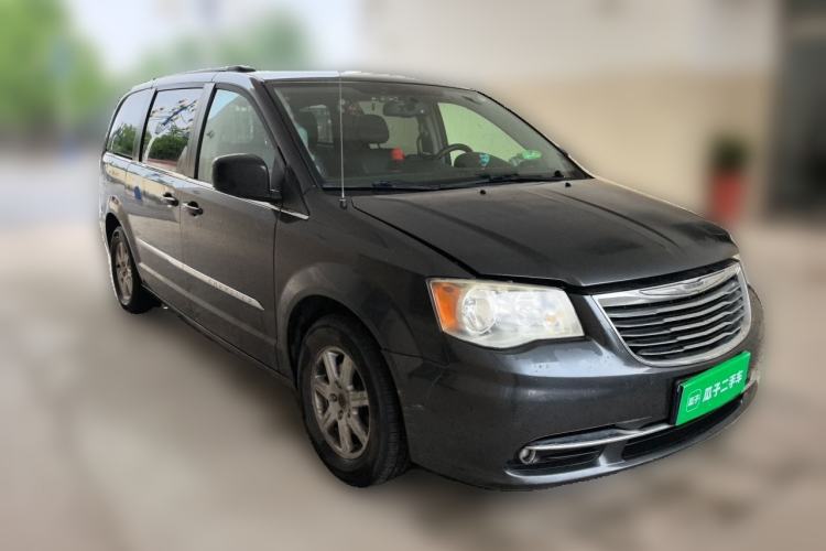 Used Chrysler Grand Voyager  Front Right 45 Deg