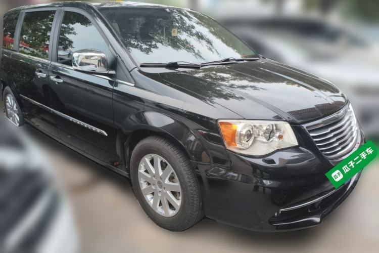 Used Chrysler Grand Voyager 2013 3.6L Luxury Edition Front Right 45 Deg