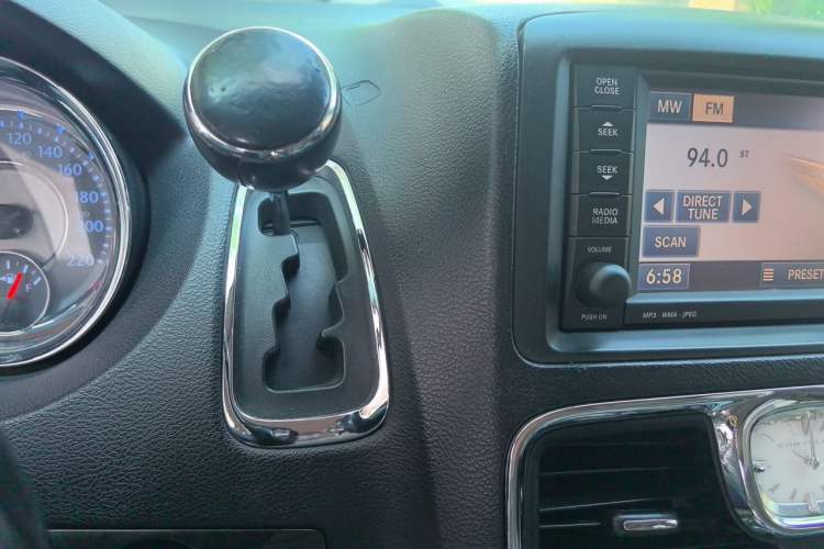 Used Chrysler Grand Voyager 2013 3.6L Luxury Edition Gear Lever