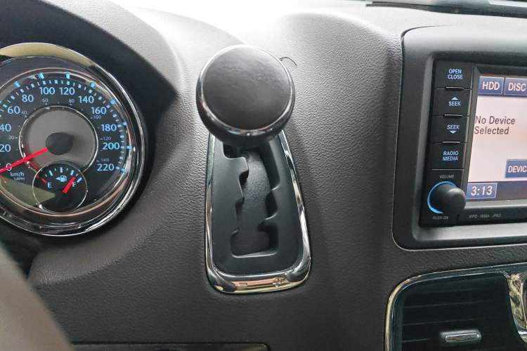 Used Chrysler Grand Voyager 2013 3.6L Luxury Edition Gear Lever
