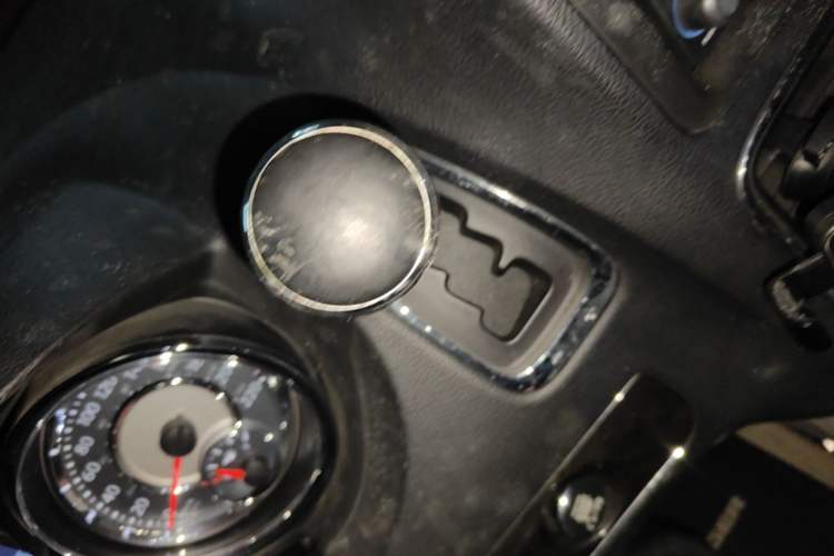 Used Chrysler Grand Voyager 2013 3.6L Luxury Edition Gear Lever