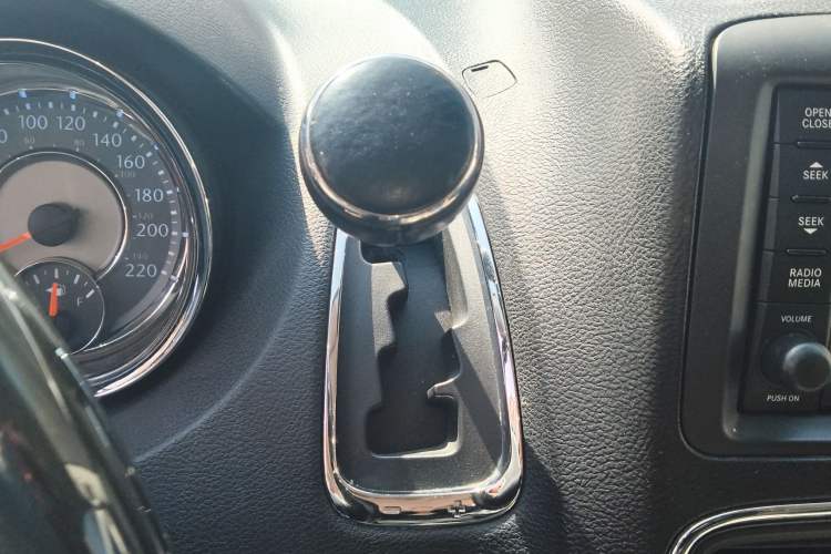 Used Chrysler Grand Voyager 2013 3.6L Luxury Edition Gear Lever