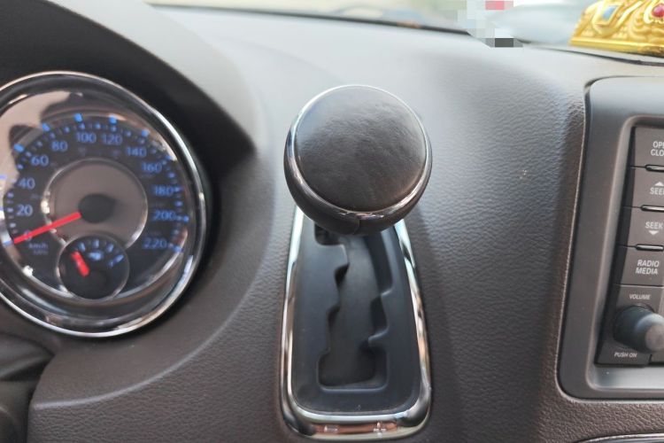 Used Chrysler Grand Voyager 2013 3.6L Luxury Edition Gear Lever